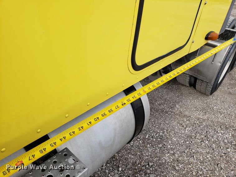 image for item L1430 2006 Freightliner Columbia 120 semi truck