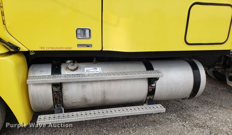 image for item L1430 2006 Freightliner Columbia 120 semi truck