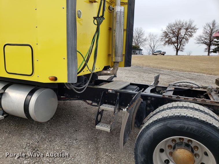 image for item L1430 2006 Freightliner Columbia 120 semi truck