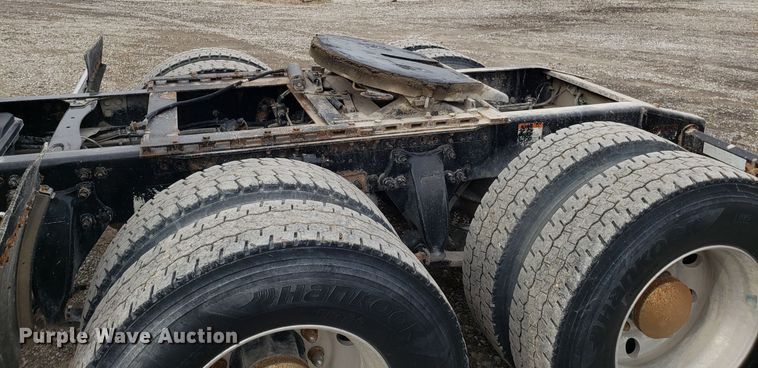 image for item L1430 2006 Freightliner Columbia 120 semi truck