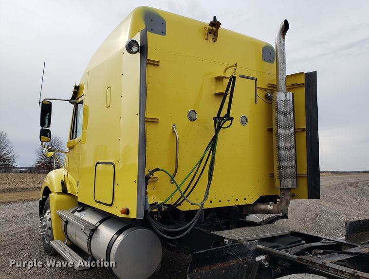 image for item L1430 2006 Freightliner Columbia 120 semi truck