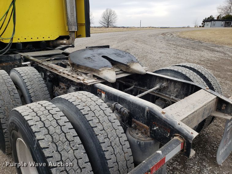 image for item L1430 2006 Freightliner Columbia 120 semi truck