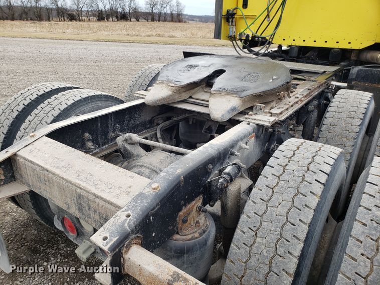 image for item L1430 2006 Freightliner Columbia 120 semi truck