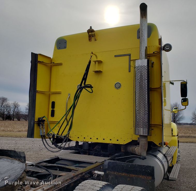 image for item L1430 2006 Freightliner Columbia 120 semi truck