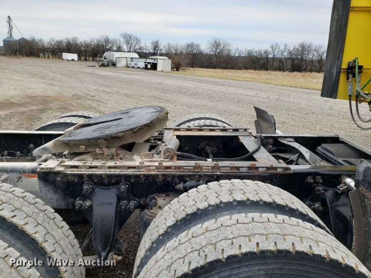 image for item L1430 2006 Freightliner Columbia 120 semi truck