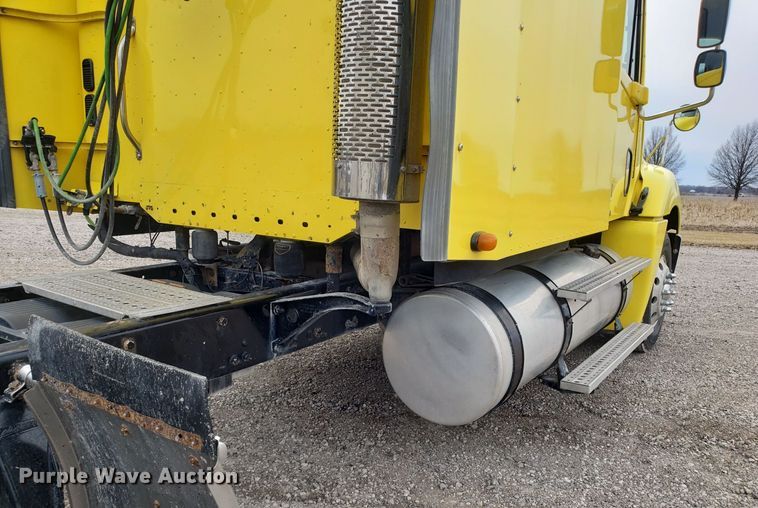 image for item L1430 2006 Freightliner Columbia 120 semi truck