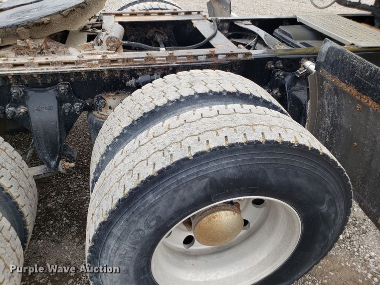 image for item L1430 2006 Freightliner Columbia 120 semi truck