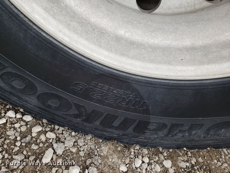 image for item L1430 2006 Freightliner Columbia 120 semi truck