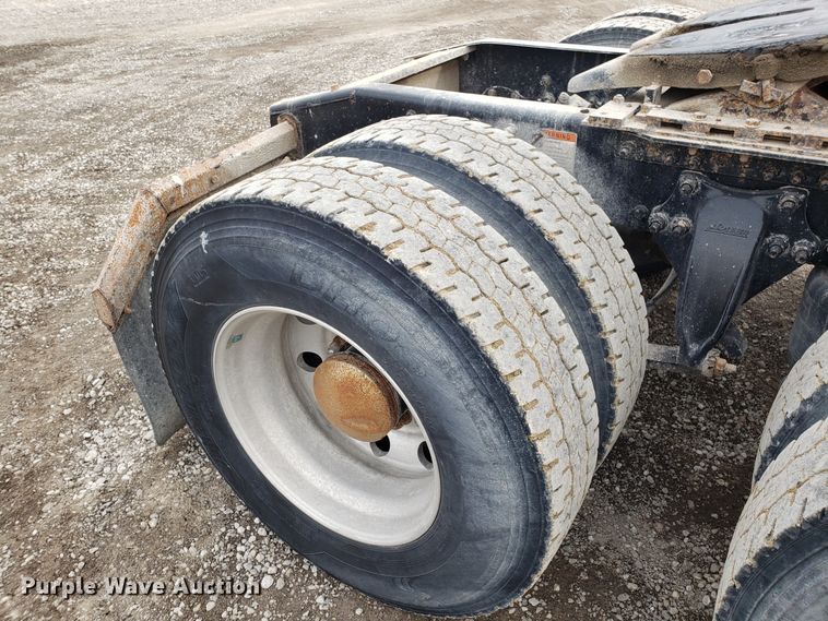 image for item L1430 2006 Freightliner Columbia 120 semi truck