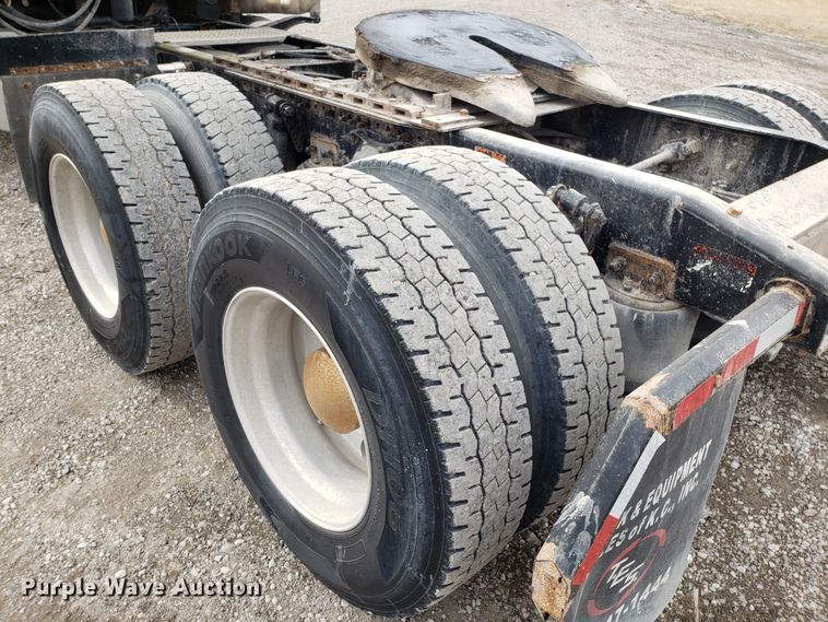 image for item L1430 2006 Freightliner Columbia 120 semi truck