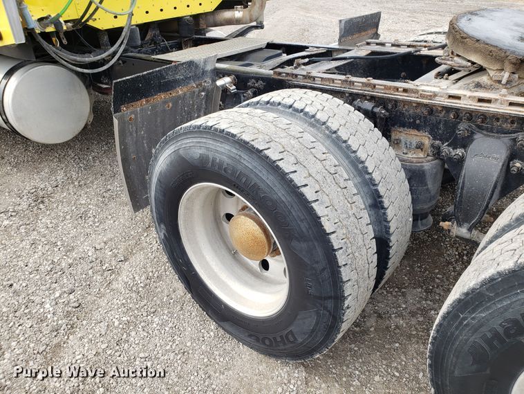 image for item L1430 2006 Freightliner Columbia 120 semi truck