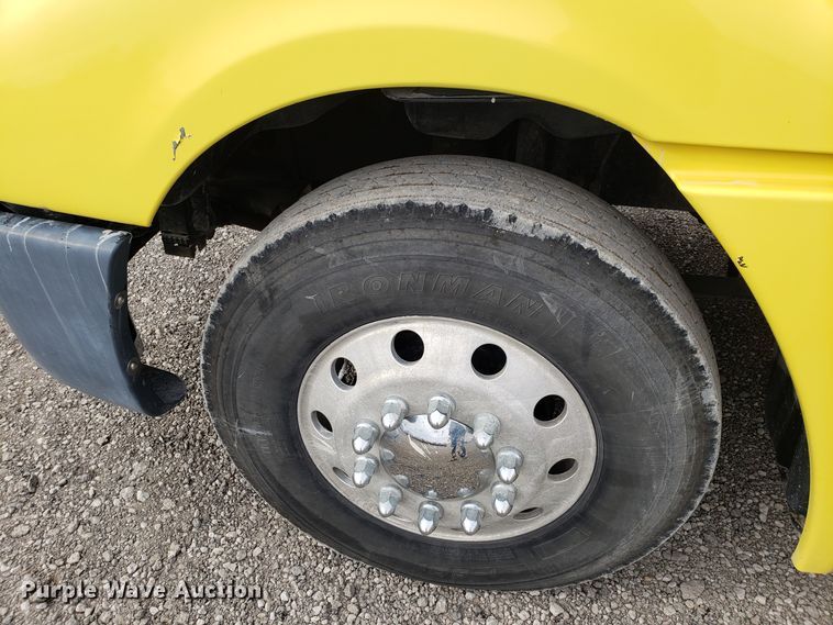 image for item L1430 2006 Freightliner Columbia 120 semi truck