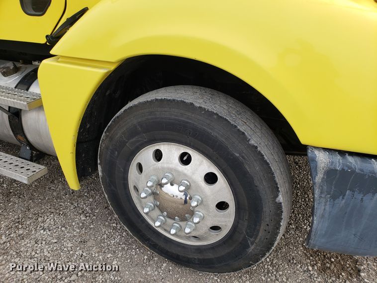 image for item L1430 2006 Freightliner Columbia 120 semi truck