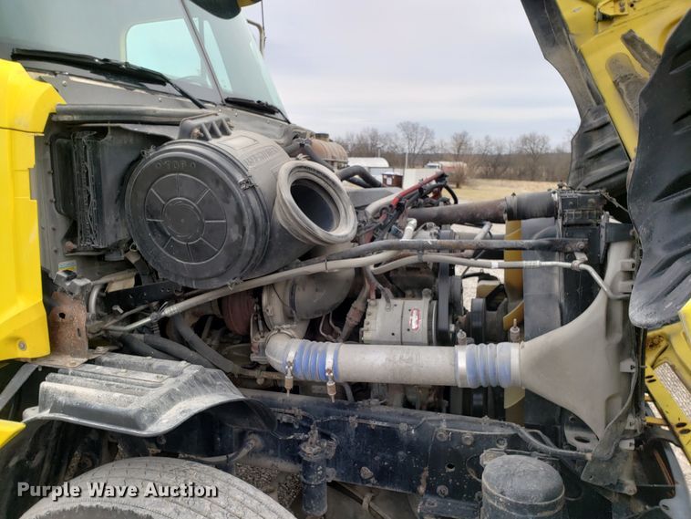 image for item L1430 2006 Freightliner Columbia 120 semi truck