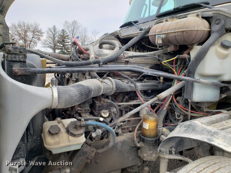 image for item L1430 2006 Freightliner Columbia 120 semi truck