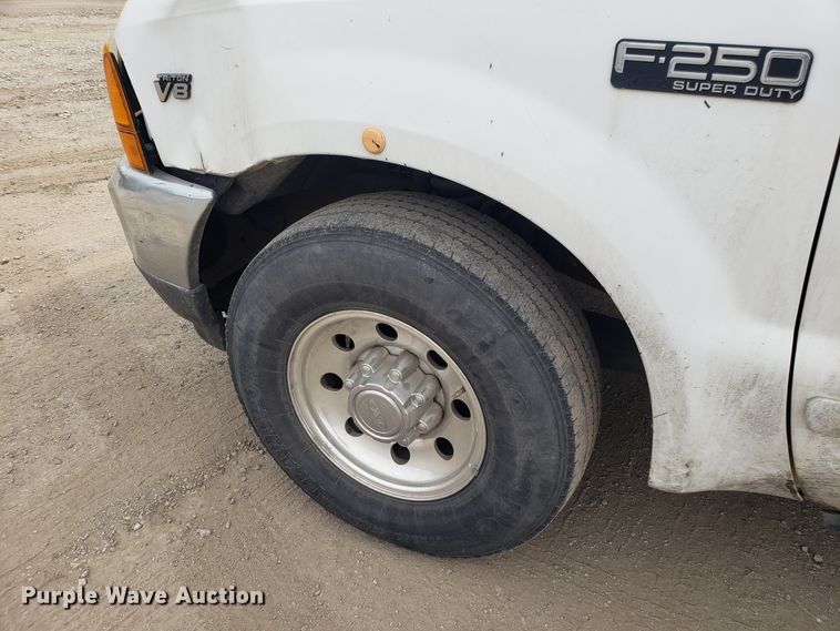 image for item DD2631 2001 Ford F250 Super Duty SuperCab pickup truck