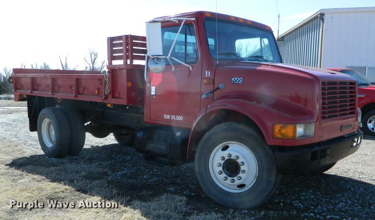 image for item DE4439 1999 International 4700 flatbed truck