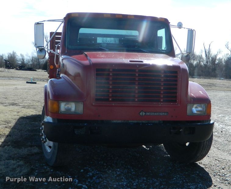 image for item DE4439 1999 International 4700 flatbed truck