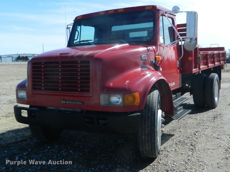 image for item DE4439 1999 International 4700 flatbed truck