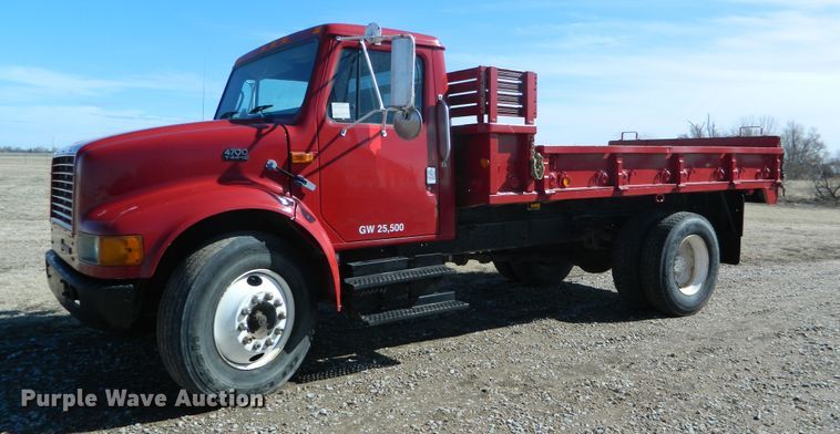 image for item DE4439 1999 International 4700 flatbed truck