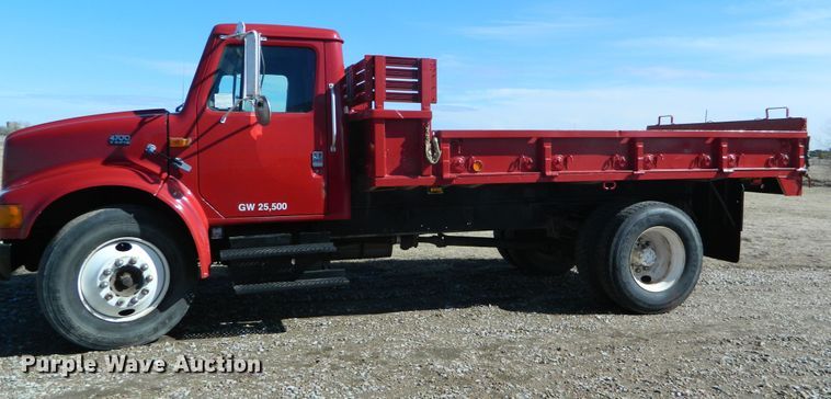 image for item DE4439 1999 International 4700 flatbed truck