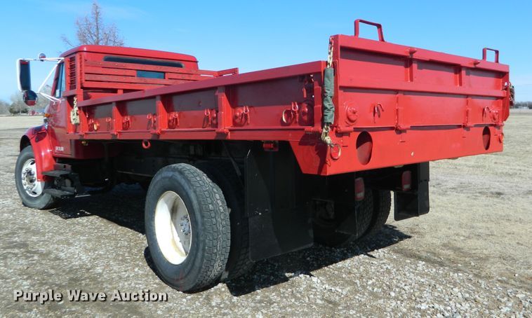 image for item DE4439 1999 International 4700 flatbed truck