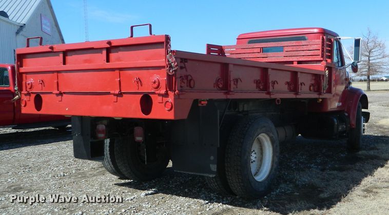 image for item DE4439 1999 International 4700 flatbed truck