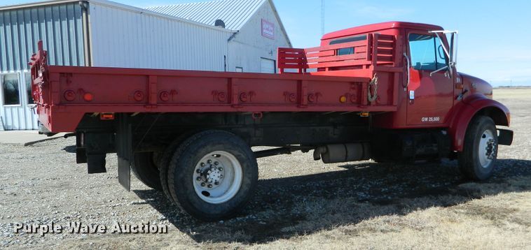 image for item DE4439 1999 International 4700 flatbed truck