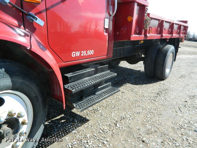 image for item DE4439 1999 International 4700 flatbed truck