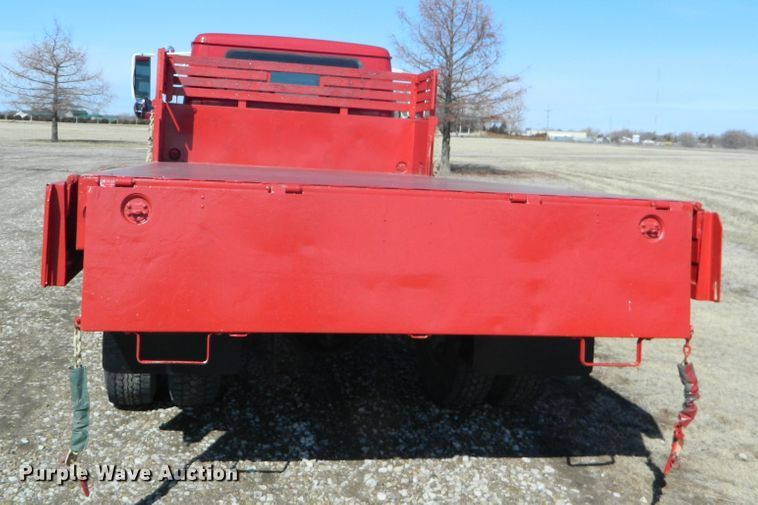 image for item DE4439 1999 International 4700 flatbed truck