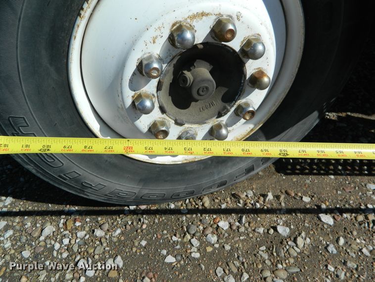 image for item DE4439 1999 International 4700 flatbed truck