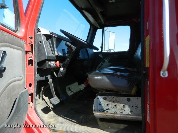 image for item DE4439 1999 International 4700 flatbed truck