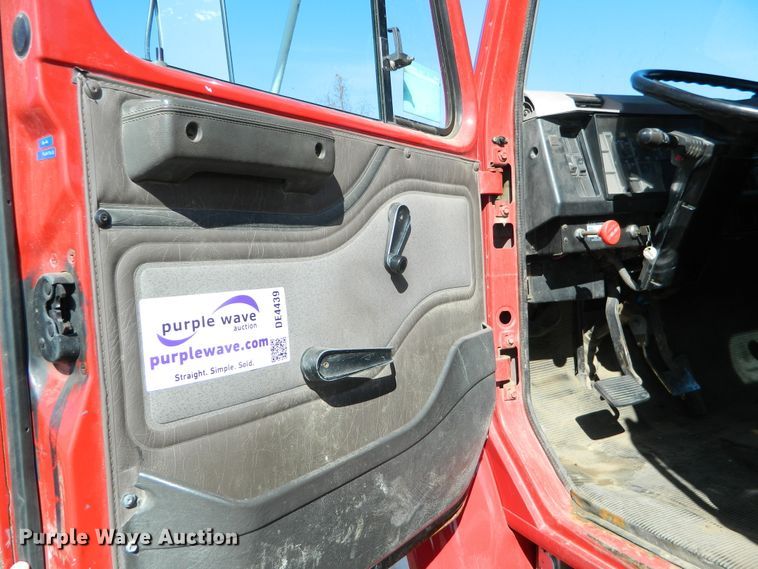 image for item DE4439 1999 International 4700 flatbed truck