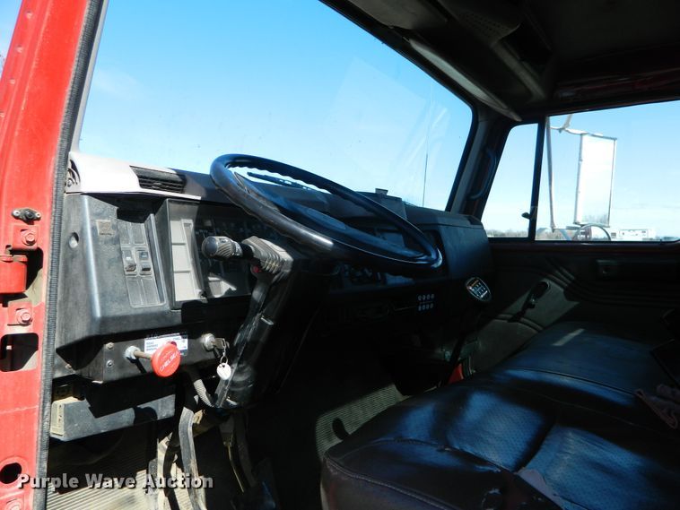 image for item DE4439 1999 International 4700 flatbed truck