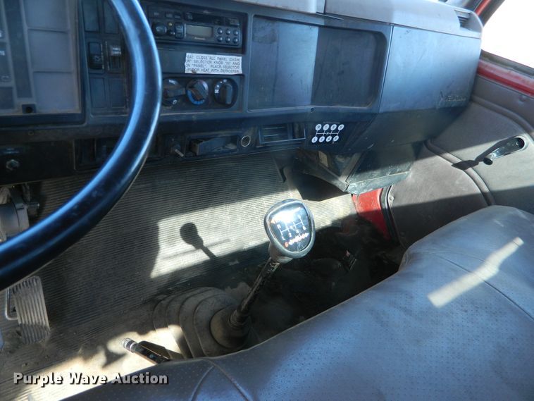 image for item DE4439 1999 International 4700 flatbed truck