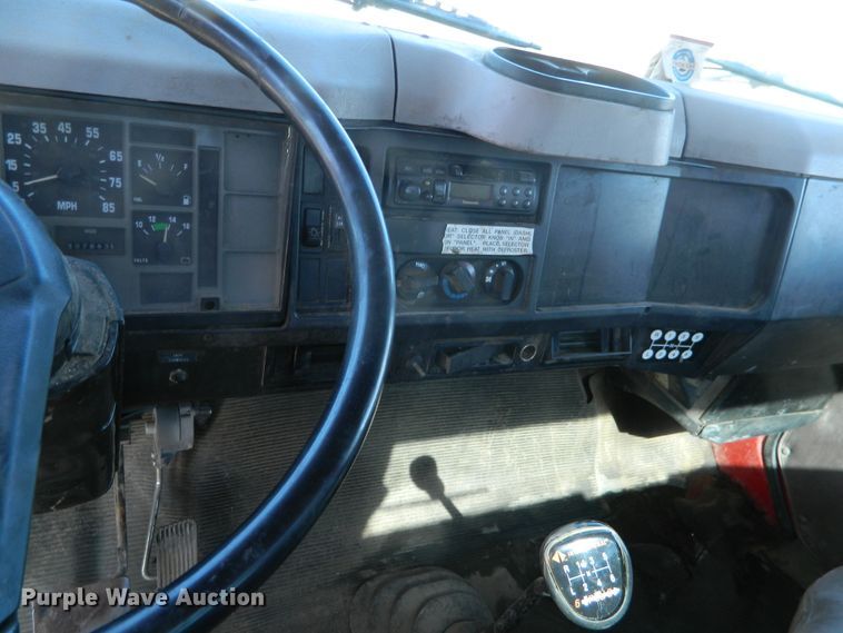 image for item DE4439 1999 International 4700 flatbed truck