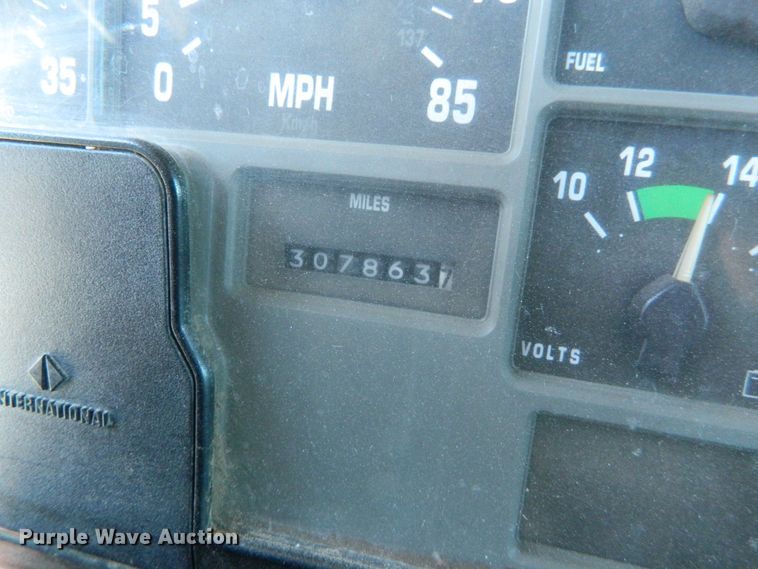 image for item DE4439 1999 International 4700 flatbed truck