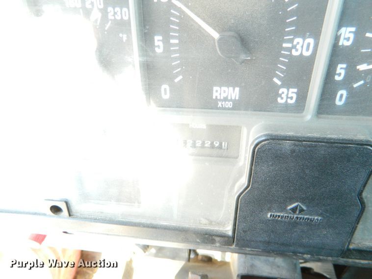 image for item DE4439 1999 International 4700 flatbed truck