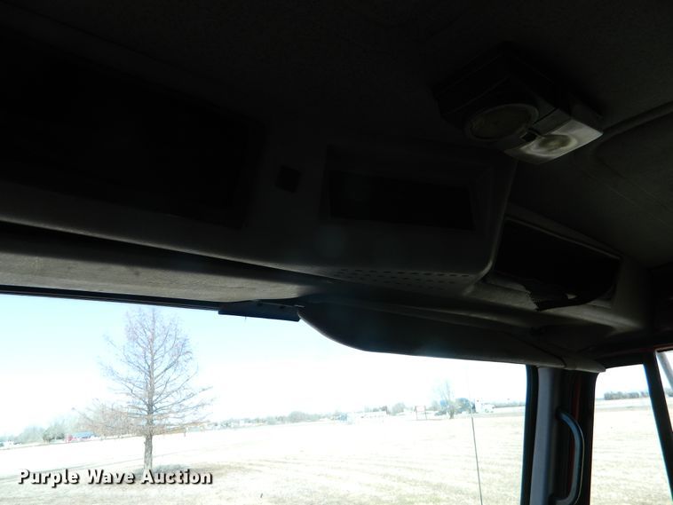 image for item DE4439 1999 International 4700 flatbed truck