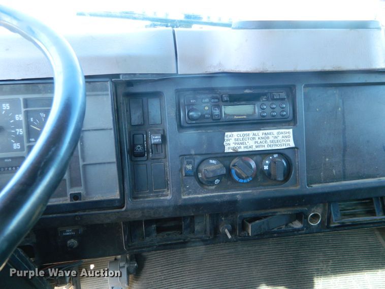 image for item DE4439 1999 International 4700 flatbed truck