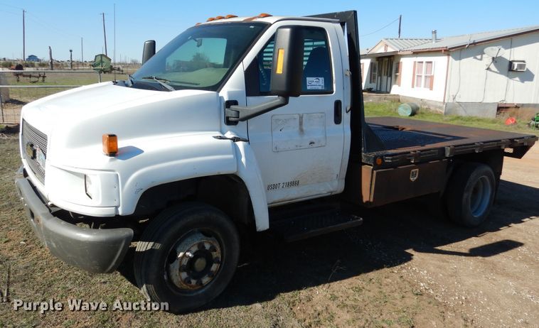 image for item DF2627 2005 Chevrolet C5500 flatbed truck