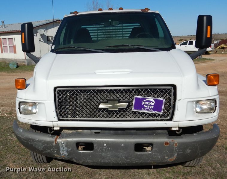 image for item DF2627 2005 Chevrolet C5500 flatbed truck