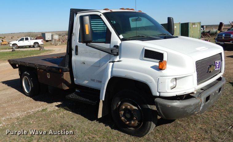 image for item DF2627 2005 Chevrolet C5500 flatbed truck