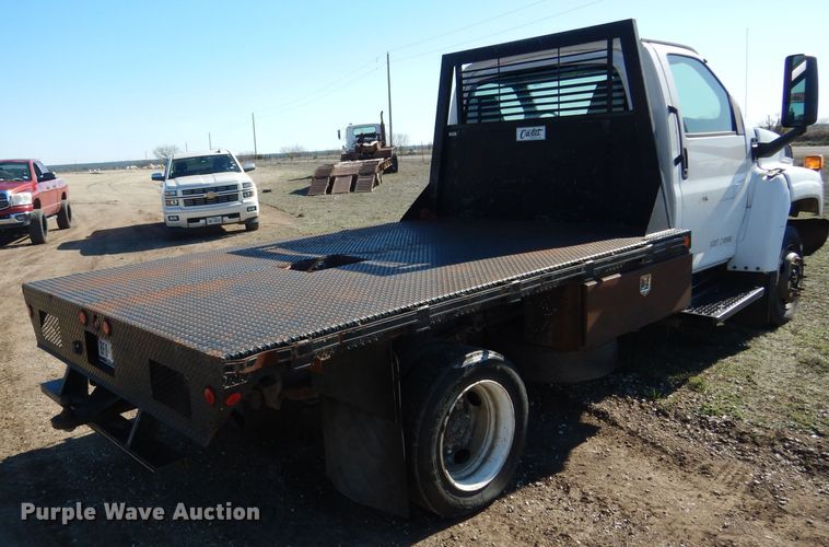 image for item DF2627 2005 Chevrolet C5500 flatbed truck