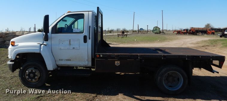 image for item DF2627 2005 Chevrolet C5500 flatbed truck
