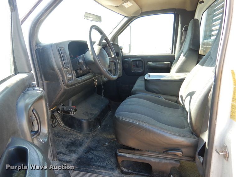 image for item DF2627 2005 Chevrolet C5500 flatbed truck