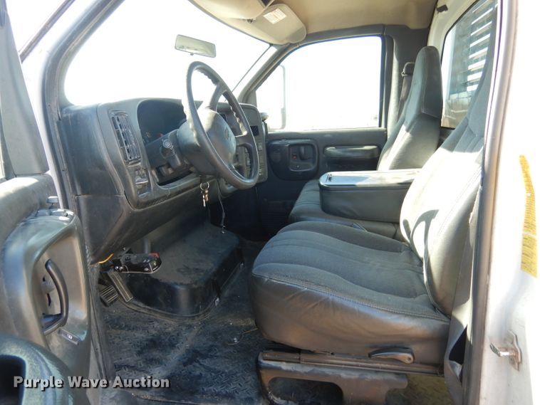 image for item DF2627 2005 Chevrolet C5500 flatbed truck