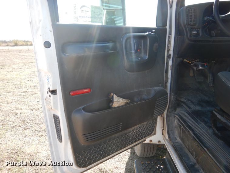 image for item DF2627 2005 Chevrolet C5500 flatbed truck