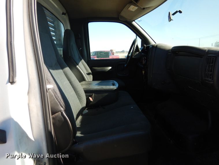 image for item DF2627 2005 Chevrolet C5500 flatbed truck