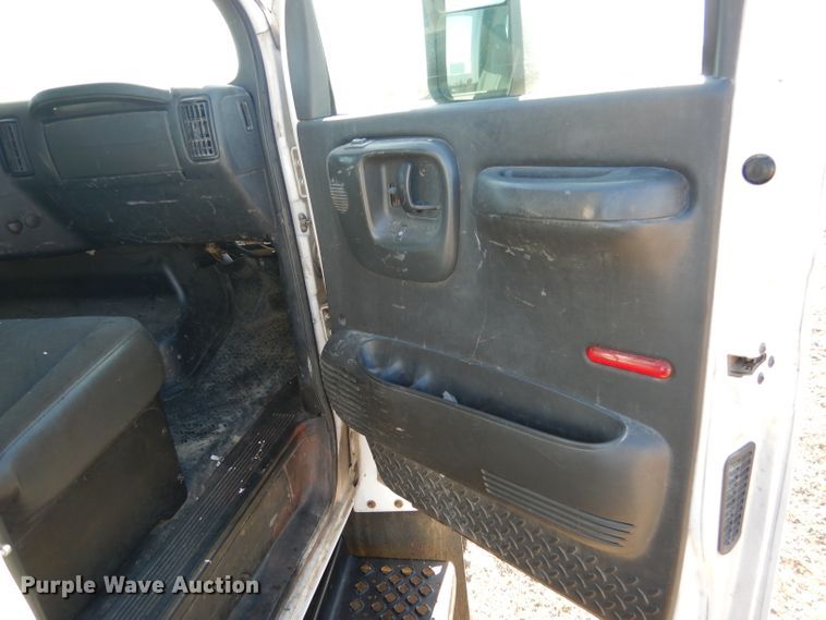 image for item DF2627 2005 Chevrolet C5500 flatbed truck